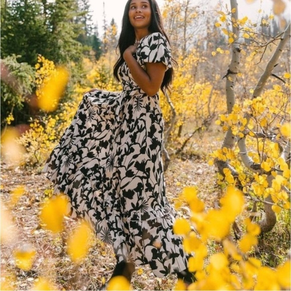 Ivy City Co Mila Maxi Dress Black White Floral Size M Cotton - Picture 2 of 7